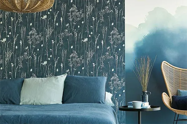 Dormitorio acogedor con diseño de papel pintado relajante